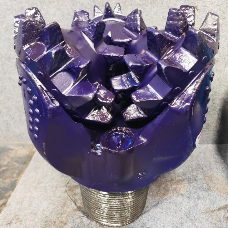 Foratura a denti a forma di cono a resistenza compressiva per la perforazione di pozzi e per l'estrazione mineraria