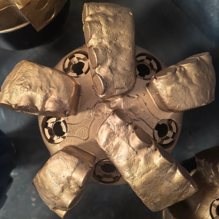98 mm PDC Carbon Steel Rock Drill Bits per l'estrazione del carbone miniera sotterranea e per la perforazione di pozzi idrici