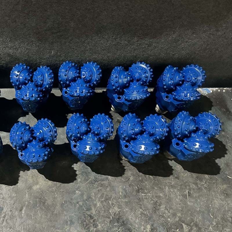 Punte per trapano rotanti a inserti in carburo IADC 537 da 5 1/2 pollici, punte tricono per perforazione di pozzi per acqua/petrolio/gas, utensile di perforazione forgiato